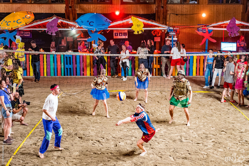 Vendredi soir à la Halle des fêtes à Bassecourt le Tropicana Beach Contest proposait un tournoi de beach-volley folklorique déguisé.