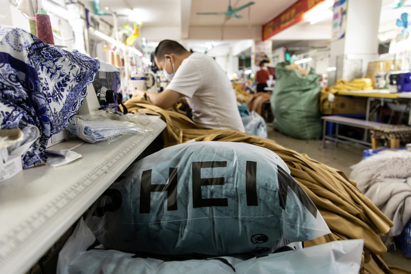 L’industrie textile emploie des millions de personnes dans le monde, souvent dans des conditions déplorables. (Photo : Panos Pictures/Public Eye).
