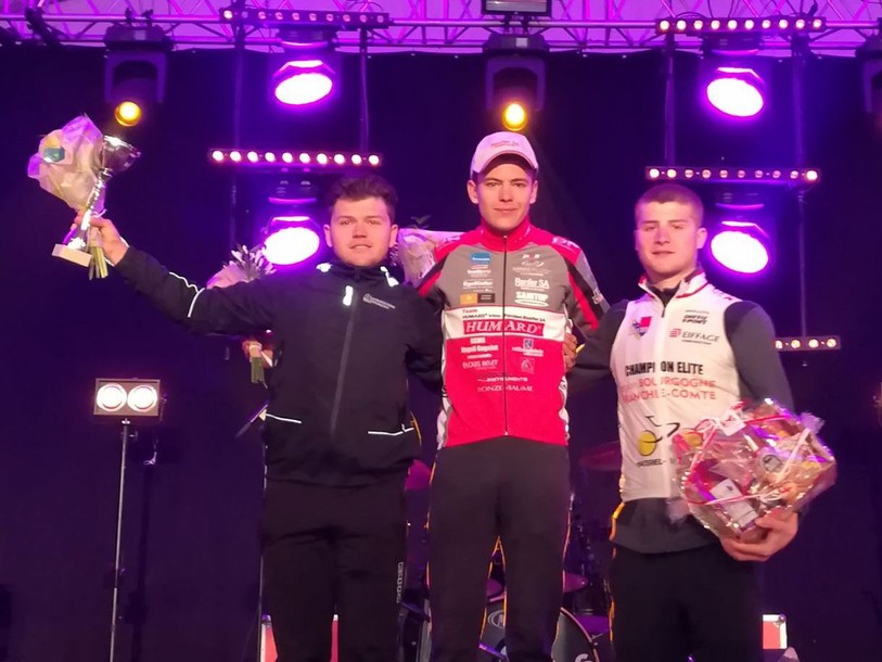 Dimitri Bussard fête sa victoire sur le podium