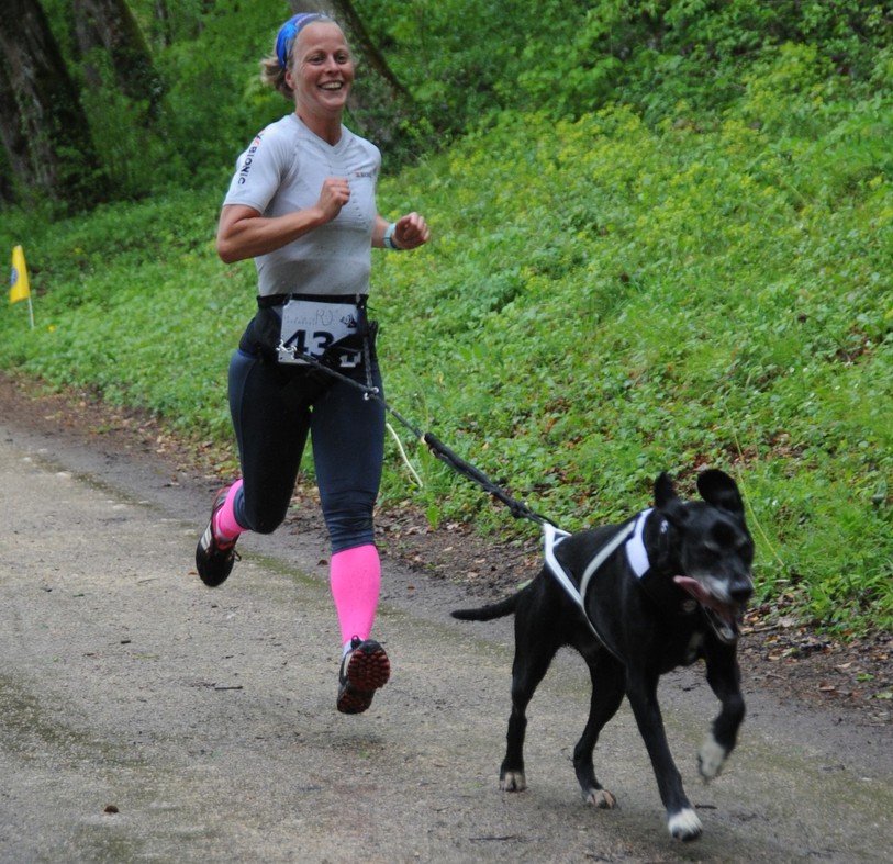 Zéline Steiner a pris la 2e place en canicross dame vétéran avec Flash