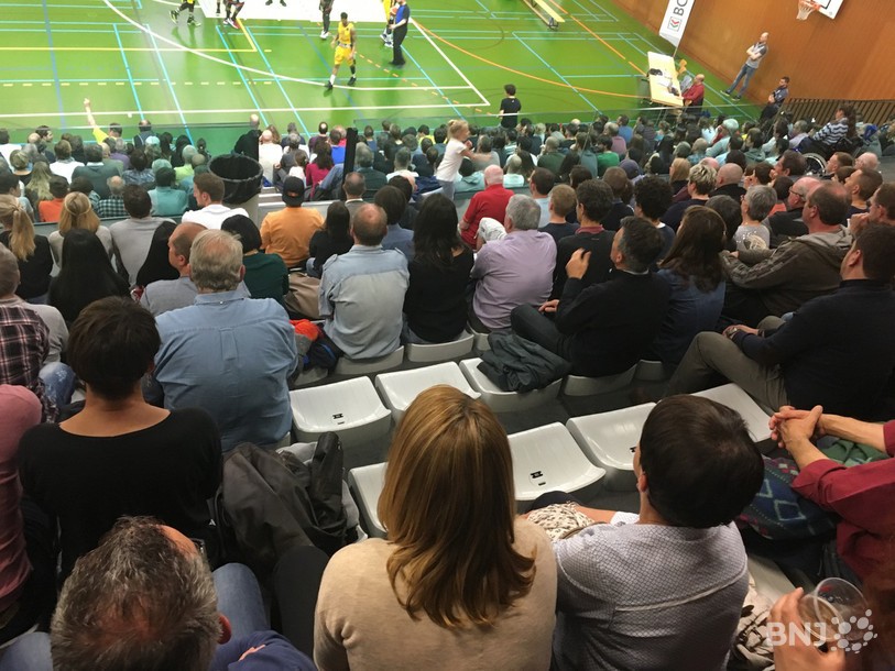 Quelques places sont restées vides samedi soir lors du match de basketball.