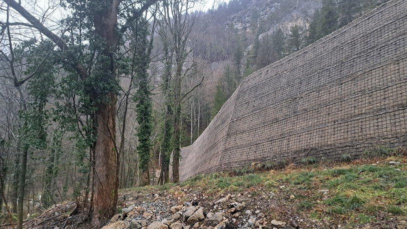 Des digues de 120m et 150m de long ont été dressées en-dessus de Noiraigue pour protéger le village des éboulements.