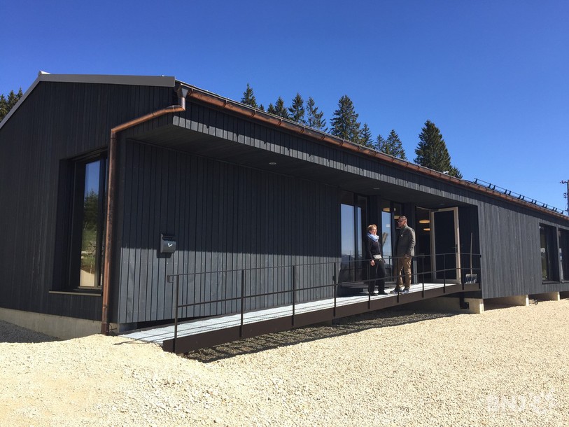Le pavillon visiteurs est installé à la centrale solaire de Mont-Soleil