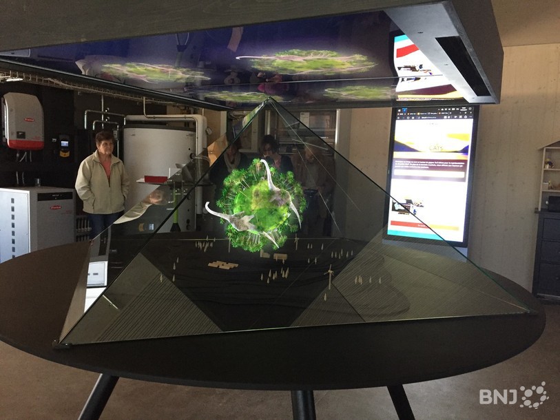 lhologramme retrace l'évolution de la terre depuis le Big Bang jusqu'à aujourd'hui en passant par l'ère de dinosaures