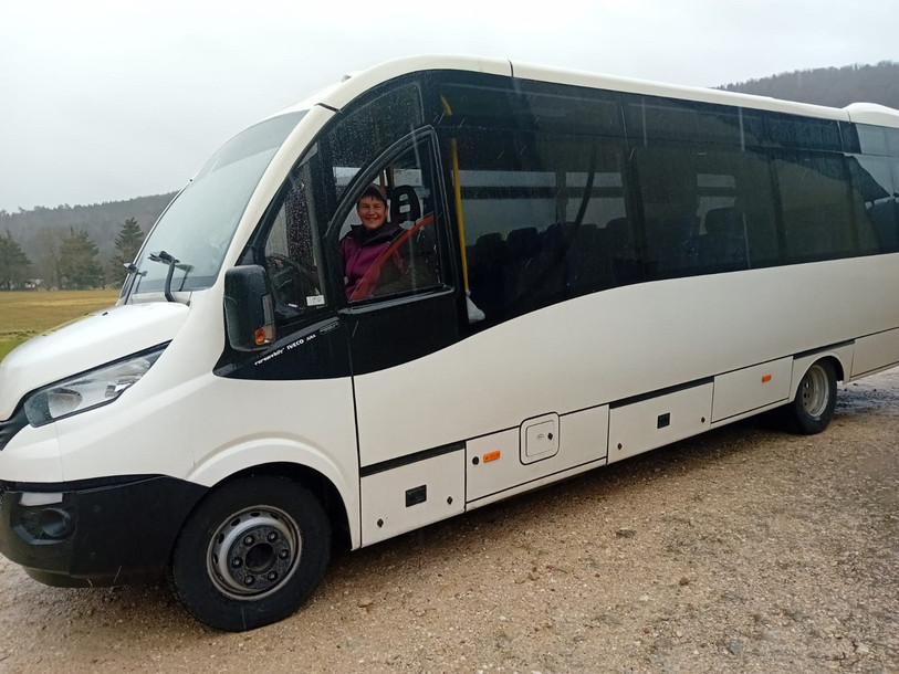 Christine Girardin et son bus blanc ont vu passer des générations d'enfants. (Photo : Christine Girardin.)