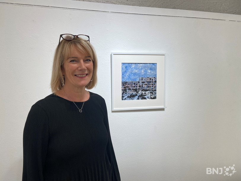 Anne Sanglard pose devant sa toile préférée.