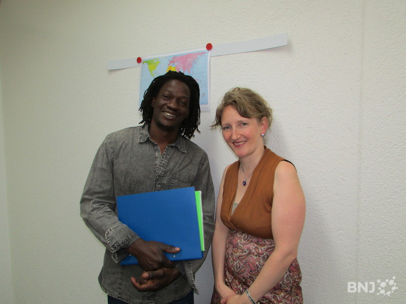 Dedou Sanogo (à gauche) participe au programme depuis le mois de mars. Il espère trouver un emploi dans le domaine de la mécanique. Il est à côté de Sandra Joye, la responsable du projet Jobcoaching. 