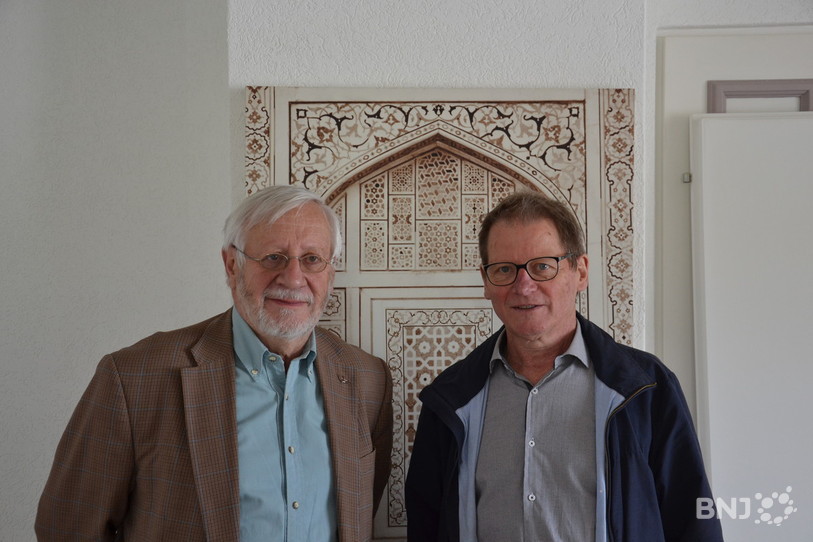De gauche à droite : Marcel Jacquat, membre du comité et Jean-René Moeschler, président de l'Institut jurassien des sciences, des lettres et des arts.