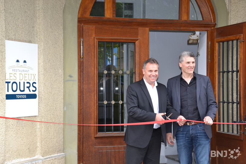 Jacques Stalder, Délégué à la promotion économique de Moutier, inaugure le nouveau restaurant d'entreprise de Tornos en compagnie de Michael Hauser, directeur général du groupe