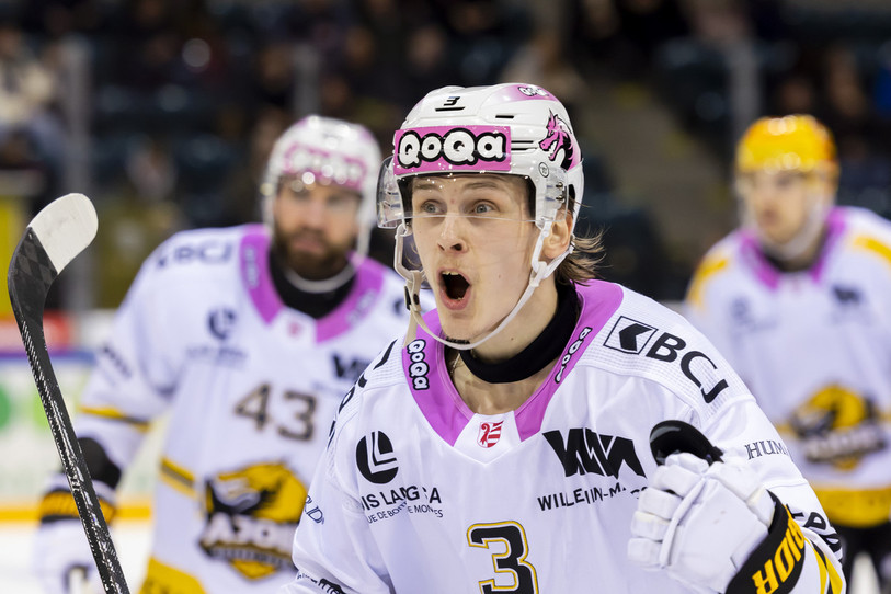Le poing serré d’Anttoni Honka (au premier plan) démontre la hargne qui a habité le HC Ajoie pour s’imposer à Genève mardi. (KEYSTONE/Salvatore Di Nolfi)