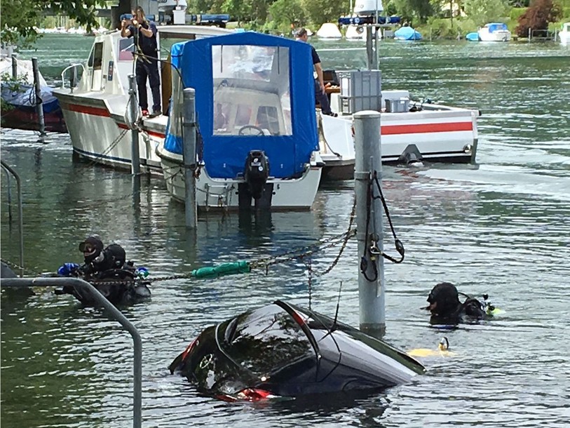 Voiture dans le canal de Nidau