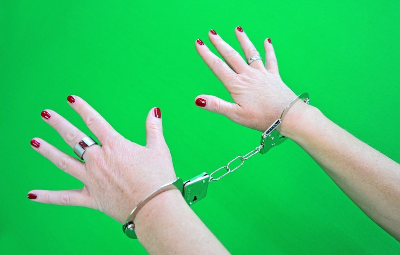 bras de femme avec des menottes