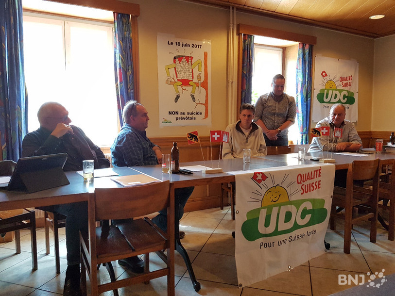 De g. à dr.: Pierre-Alain Droz, Pierre-Alain Stalder, Alain Zellweger, Patrick Tobler et Mark Tobler entourent la deuxième affiche de l'UDC JB sur le vote de Moutier