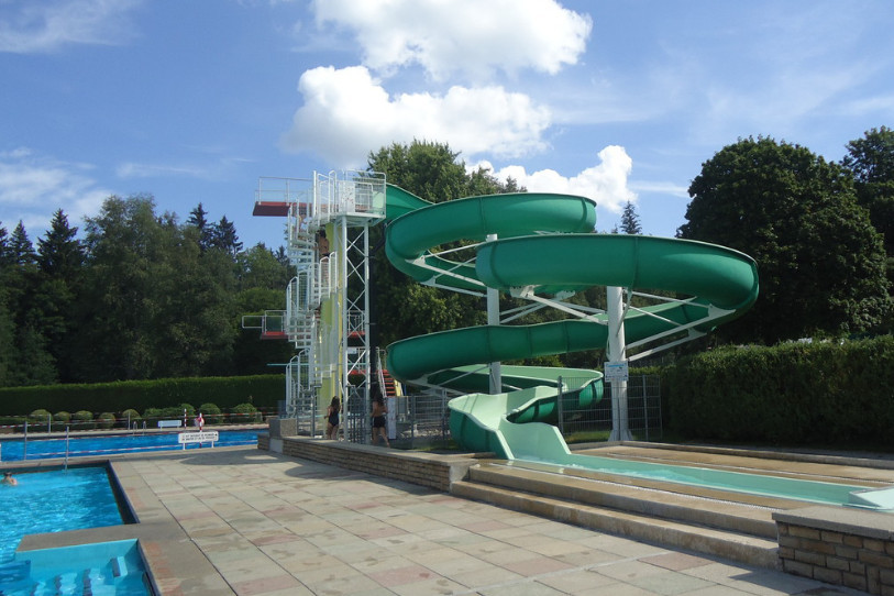 La piscine du Communal, au Locle, sera entièrement rénovée. (Photo d’archives)