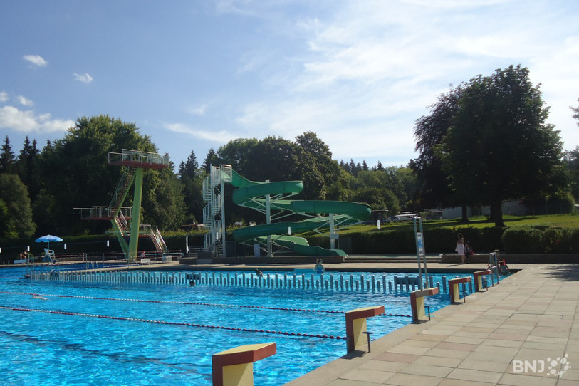 Les feux sont au vert pour étudier la rénovation de la piscine du Communal, au Locle. (Photo : archives)