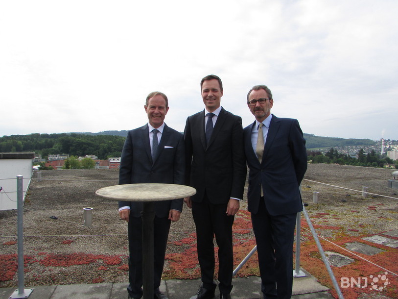 De gauche à droite: Hanspeter Frank, directeur de la Clinique des Tilleuls, Kurt Aberhard,président du Conseil d'administration de la Holding du Tilleul et Raymond Loretan, directeur de Swiss Medical Networl