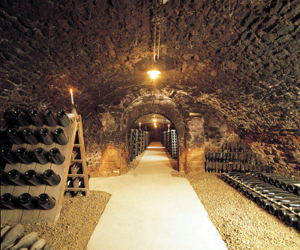 Au total, 2'000'000 de bouteilles se bonifient dans les caves Mauler. (photo: Mauler)