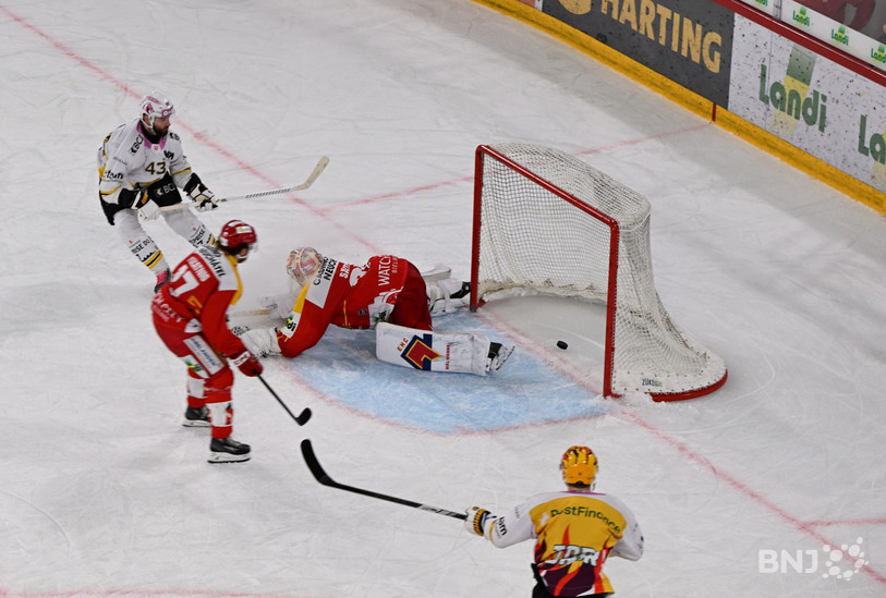 Servi par Julius Nättinen, TJ Brennan trompe Harri Säteri pour offrir la victoire au HC Ajoie à Bienne. (Photo : Georges Henz)