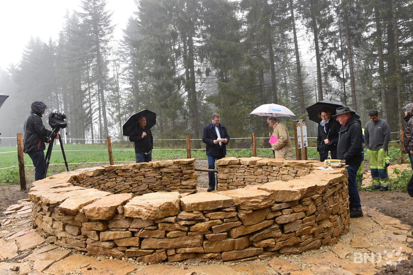 Probablement construit au 19e siècle puis oublié et envahi par la végétation, le puits d'estivage du Gros Crêt retrouve une seconde jeunesse.