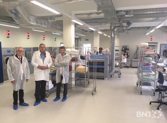 J. Simonis, R. Perrin et R. Barbezat dans la blanchisserie.