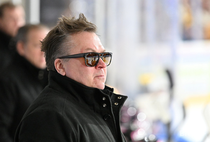 Bonne nouvelle pour le HCA qui a retrouvé à la bande Petteri Nummelin. L’entraîneur-assistant s’était brûlé dernièrement lors d’un accident domestique. Il a pu à nouveau coacher, muni de lunettes pour protéger ses yeux des brûlures. (photo : Georges Henz).