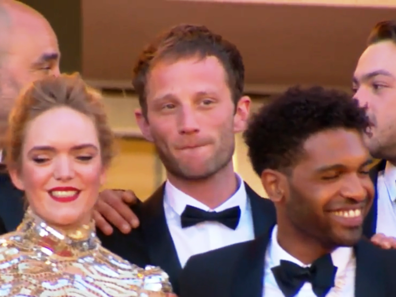 Simon Guélat sur les marches à Cannes