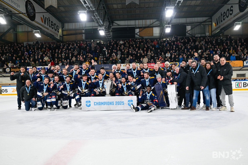 Le HC La Chaux-de-Fonds a soulevé le trophée de la Coupe de Suisse devant son public. (Photo Bertrand Pfaff)