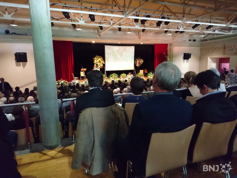 Des centaines de personnes se sont réunies lundi après-midi pour rendre un dernier hommage à Olivier Guéniat.
