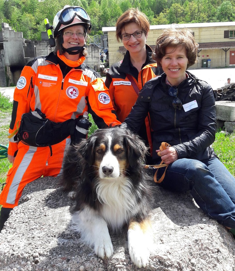 Friedrun Sabine Burkhalter (à droite) accompagnée de la présidente de REDOG, Romaine Kuonen (au centre) et la maîtresse d’Eagle, Sylvia Wagnon (à gauche) lors d'un grand exercice de sauvetage organisé à Genève par la Chaîne suisse de sauvetage le 9 mai dernier.