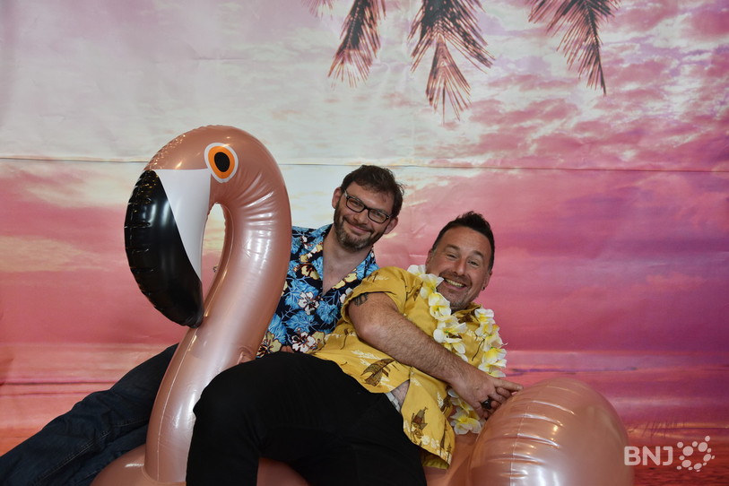 Ils portent des chemises à fleurs mais ne sont pas en vacances: Marc Josserand (à gauche) directeur administratif et Manu Moser (à droite) directeur artistique, forment le nouveau duo à la tête du festival chaux-de-fonnier.
