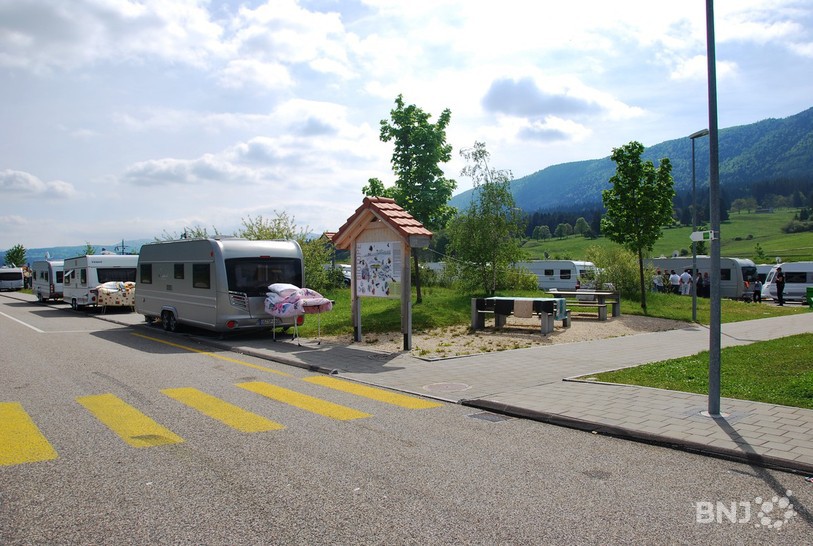 Une trentaine de caravanes aux plaques françaises est installée sur l'aire de repos.