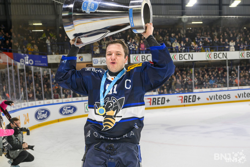 Toms Andersons avec la coupe. Mais le capitaine du HCC a laissé l'honneur de la soulever devant ses coéquipiers à Jaison Dubois. (Photo : B. Pfaff)