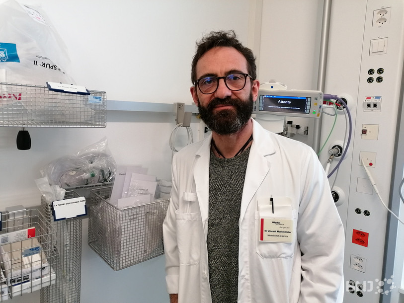 Le docteur Vincent Muehlethaler, chef du service de pédiatrie à l'Hôpital du Jura, se réjouit de l'efficacité du « vaccin » contre la bronchiolite.