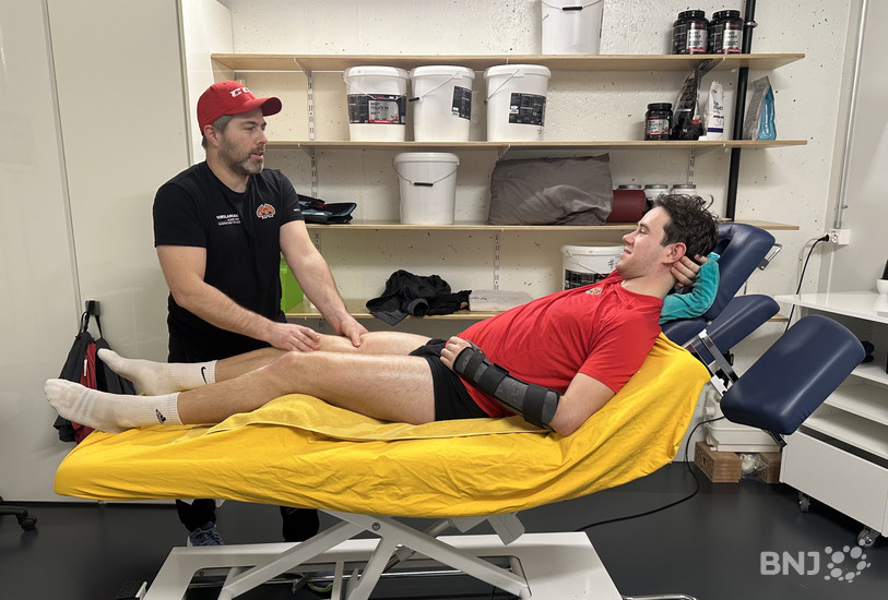 Simon Rytz, masseur du HC Bienne, en compagnie de Jérémie Bärtschi