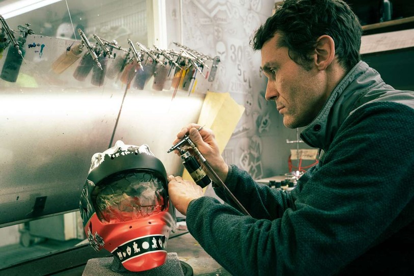 Marco Streit, entraîneur des gardiens du HC Bienne et peintre de masque. Photo : Serge Mérillat, Journal du Jura