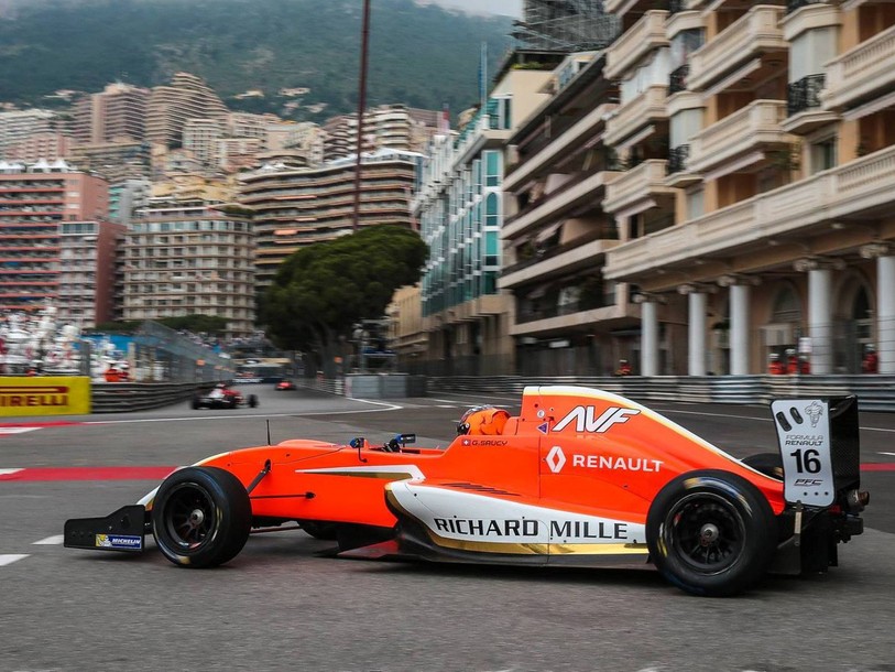 Grégoire Saucy dans les rues de Monaco (photo : page Facebook Grégoire Saucy)