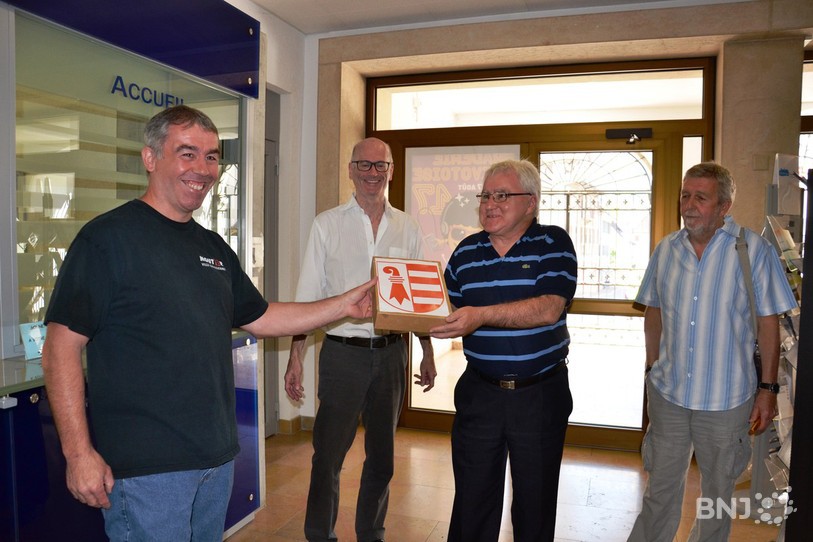 La pétition a été remise lundi aux autorités prévôtoises (de g. à dr.: Jean-Marie Frésard, Christian Vaquin (chancelier), Marel Winistoerfer (maire), Daniel Jabas)