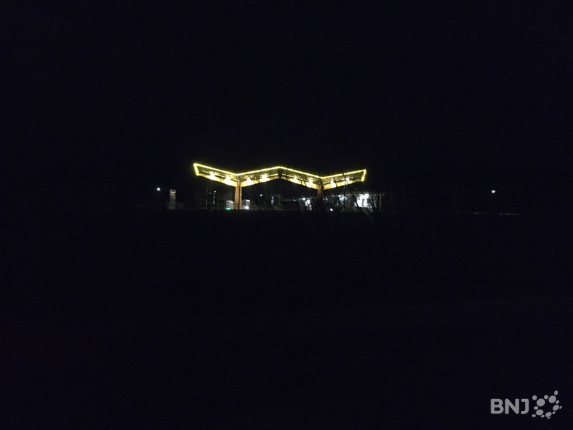 La station de recharge de l'aire de repos de Mavalau illumine la nuit.