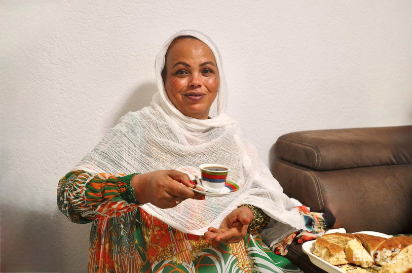 Akberet Ketema présente une petite tasse de café aux couleurs de l’Erythrée