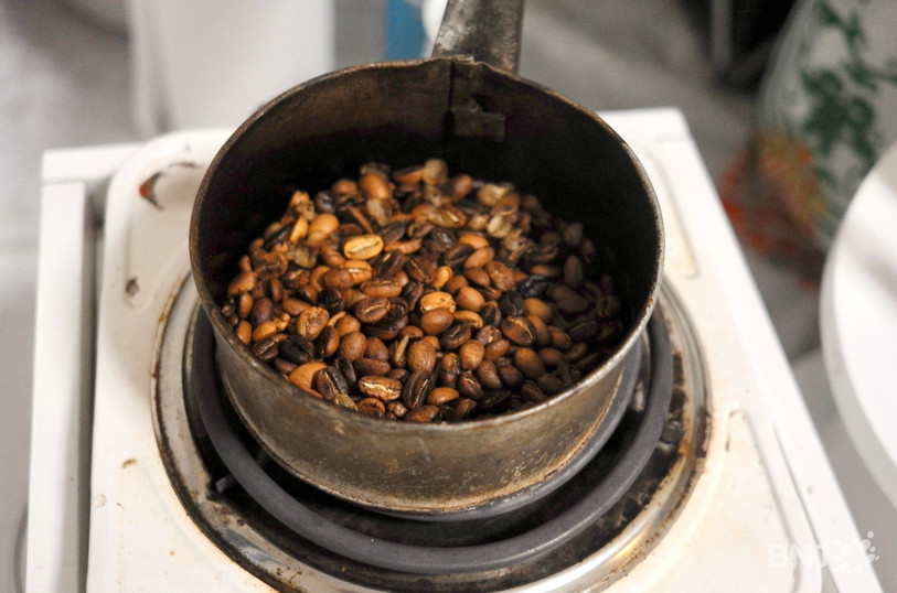 Les grains de café torréfiés dans une « menkeskesha»