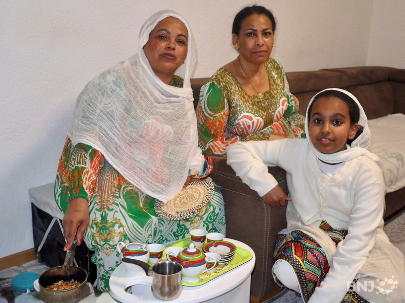 Akberet, Hana et Asmayt en habit de fête pour la préparation du café érythréen
