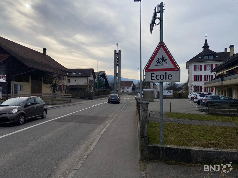 La traversée de la route cantonale se fait sans patrouilleur scolaire pour les élèves depuis le mois de septembre.