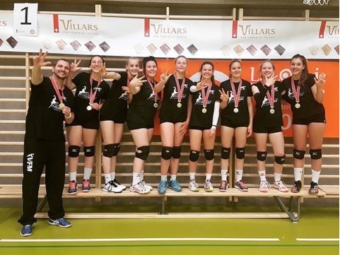 Les filles franc-montagnardes sur la 1re marche du podium.