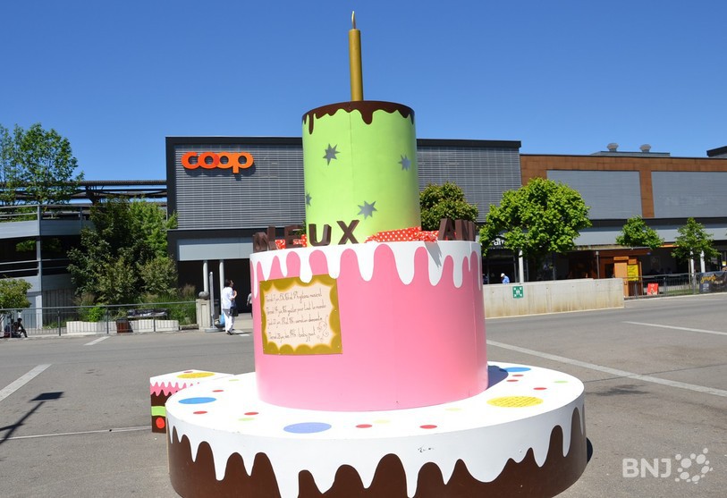 Un gâteau géant a été installé sur la place de l'Esplanade pour les dix ans de l'Espace-Jeunes du district de Porrentruy.