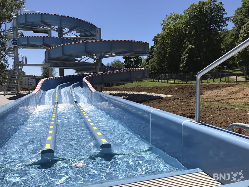 Le nouveau toboggan de la piscine des Mélèzes propose trois pistes de glisse.