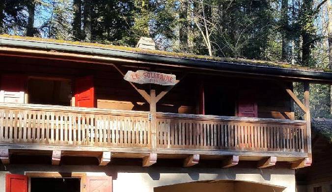 La cabane « Le Solitaire » a obtenu un sursis du Gouvernement jurassien. (photo : page Facebook « Ne tuez pas Le Solitaire ») 