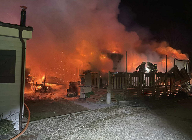 Un bungalow a été complètement détruit par les flammes vendredi 7 février dans un camping à Estavayer-le-Lac. (Photo: Police fribourgeoise)