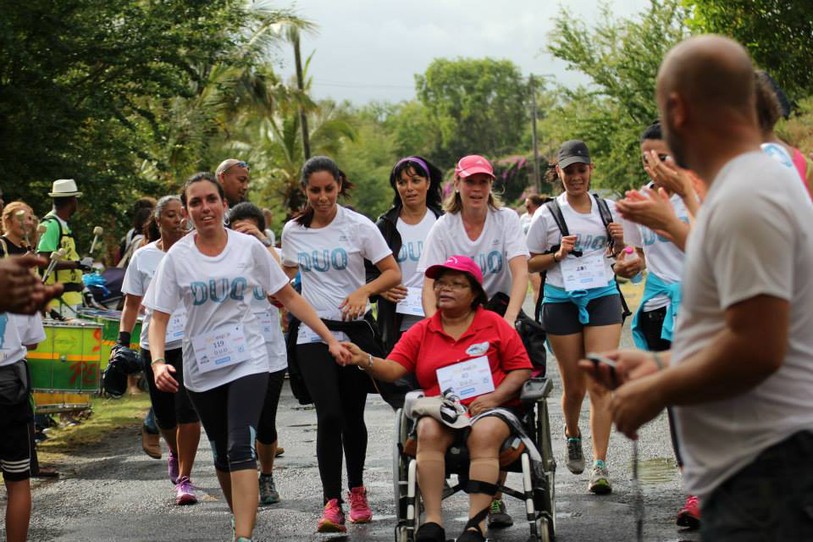 La Course DUO, c'est de 1 à 8 km en duo, trio ou en groupe avec une personne en situation de handicap. Ici lors d'une édition à l'île de La Réunion.