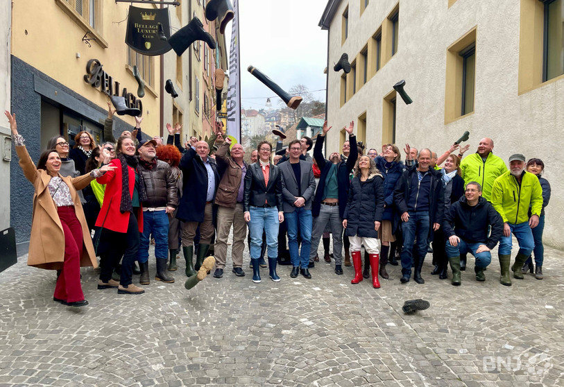 Le Parti Vert'libéral neuchâtelois a lancé sa campagne samedi à Neuchâtel en lançant des bottes, en écho à son slogan « Droits dans nos bottes ».
