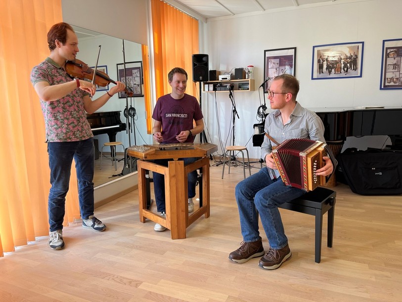 Le groupe Quarz à l'École jurassienne et conservatoire de musique pour présenter ses instruments.